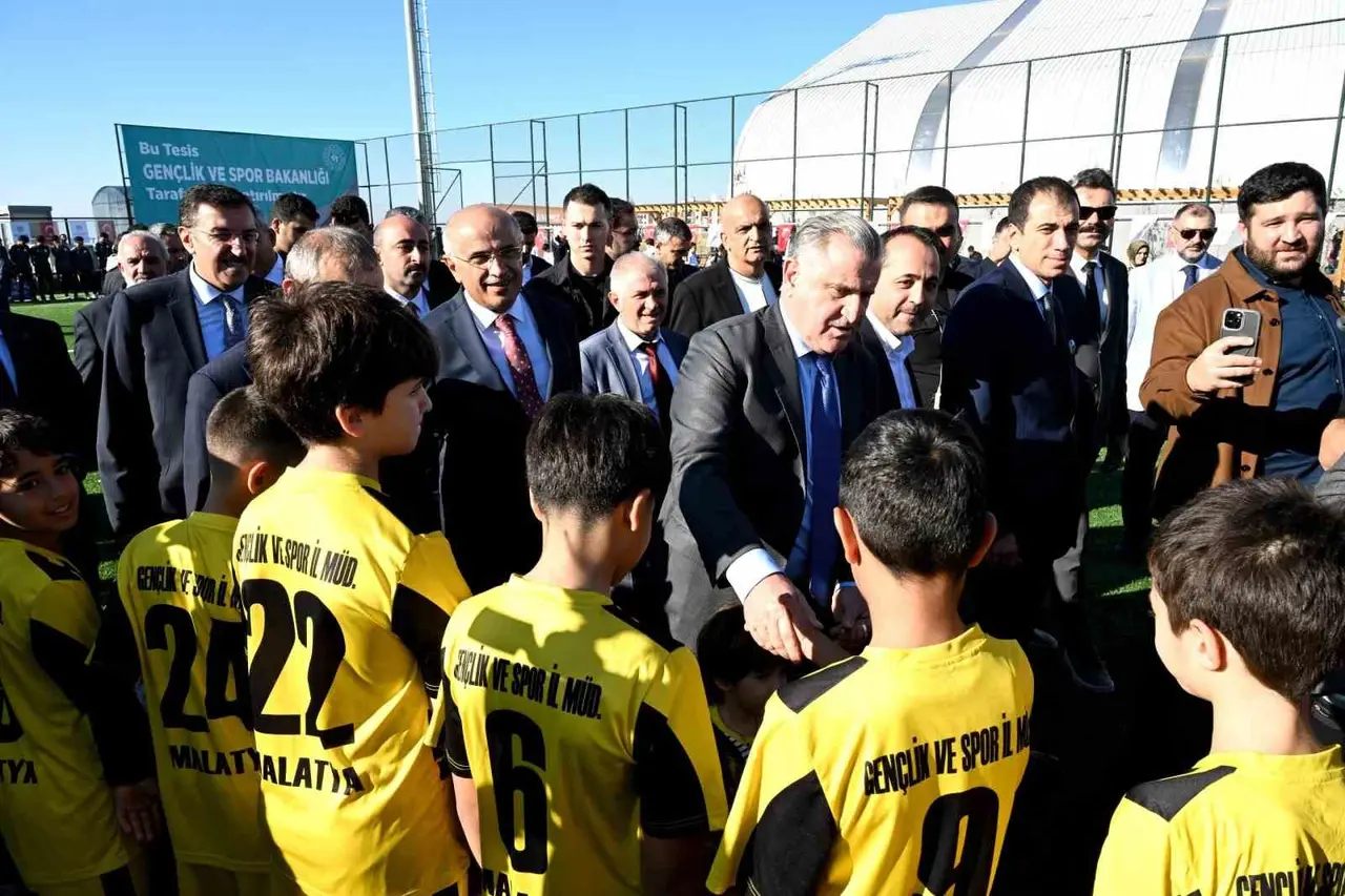 Bakan Bak’tan Melekbaba Spor Tesisi’ne tam not