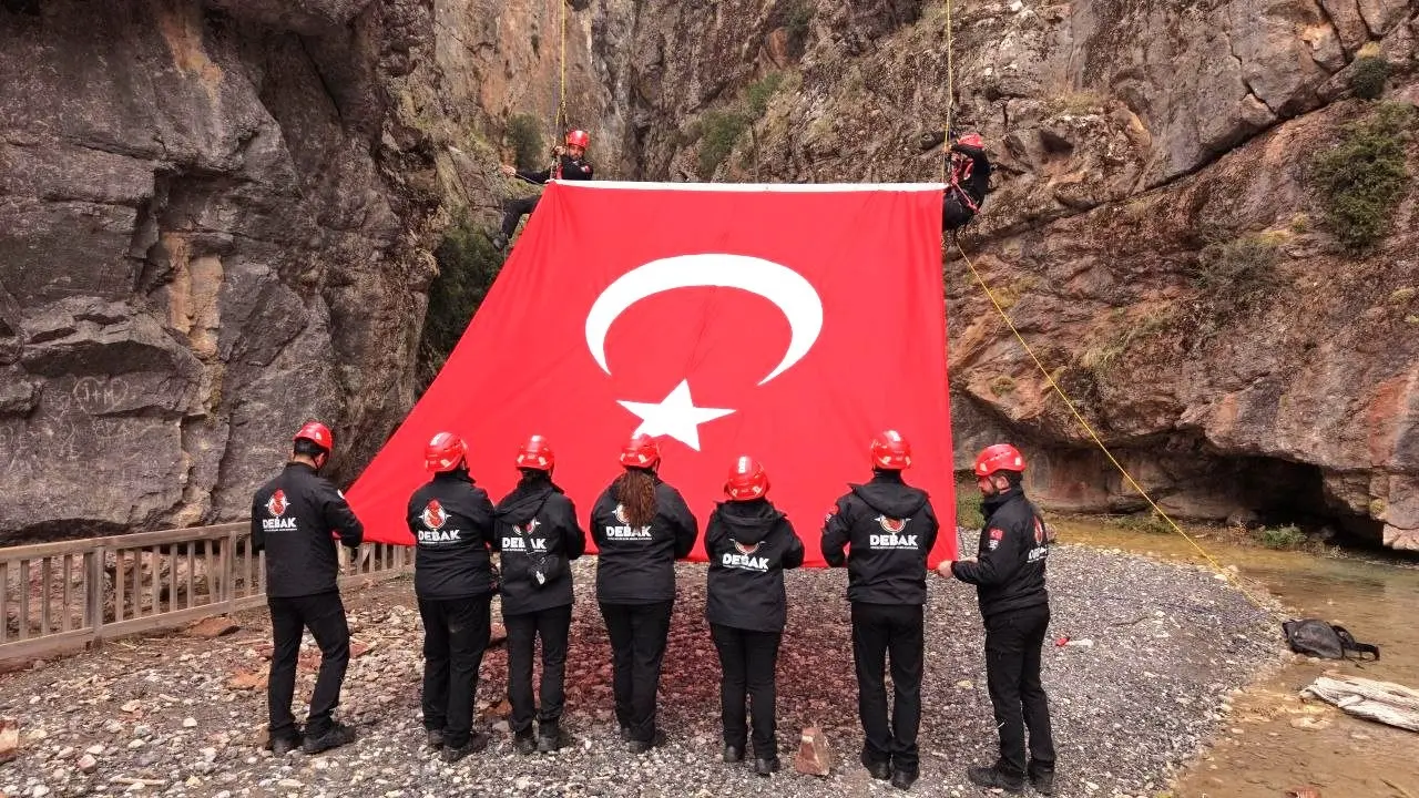 Acıpayam Kanyonunda dev Türk bayrağı dalgalandırıldı