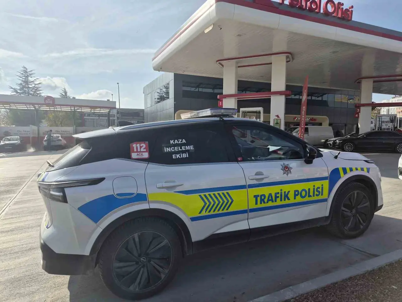 Akaryakıt istasyonu içerisinde otomobilin çarptığı kadın yaralandı