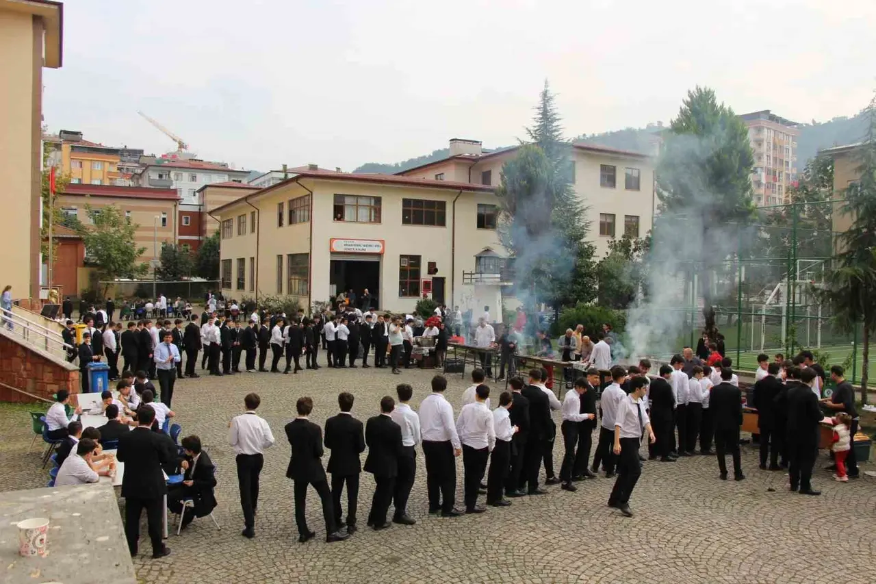 Hamsi olmayınca balık şenliğinde palamut ikram edildi