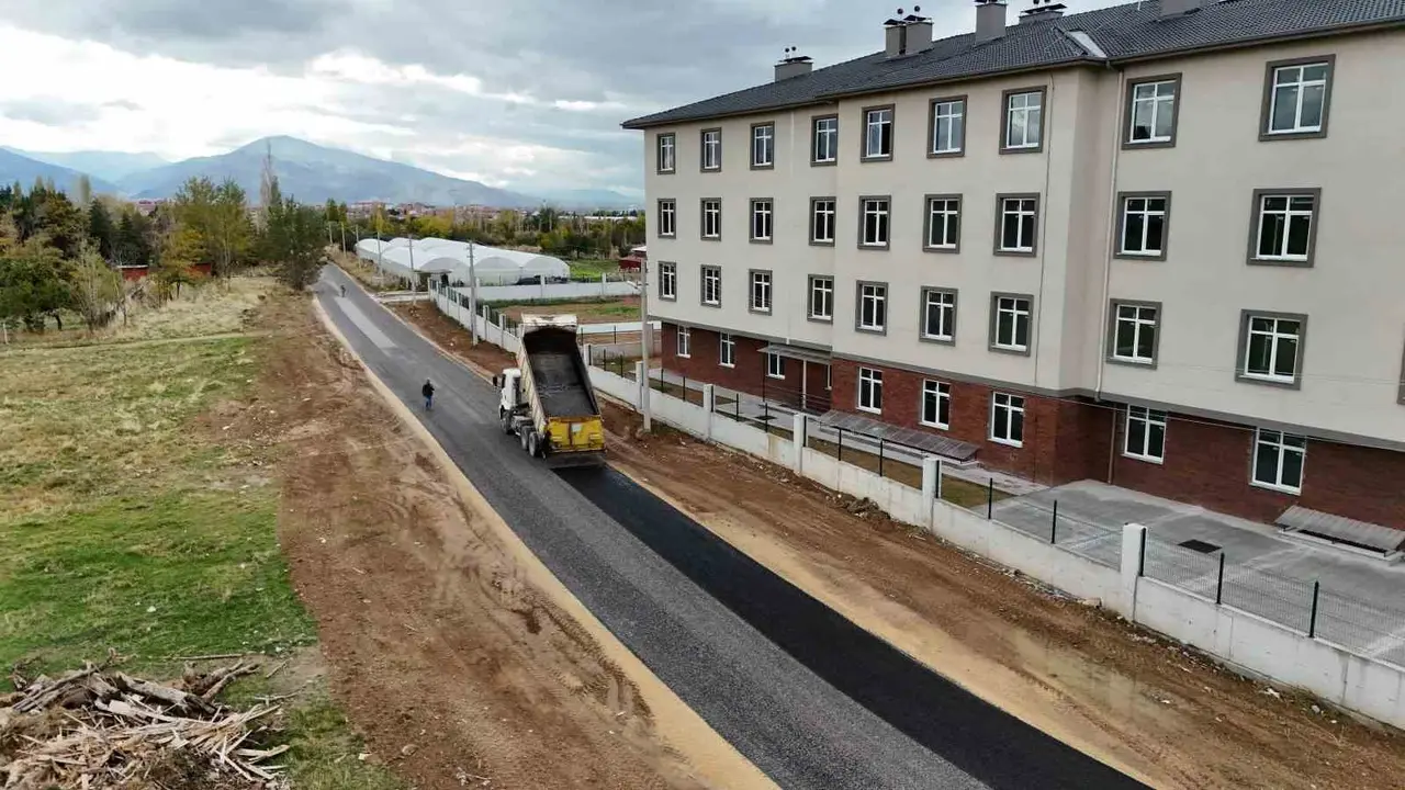 Bolvadin’de Huzurevi yolu sıcak asfalta kavuştu