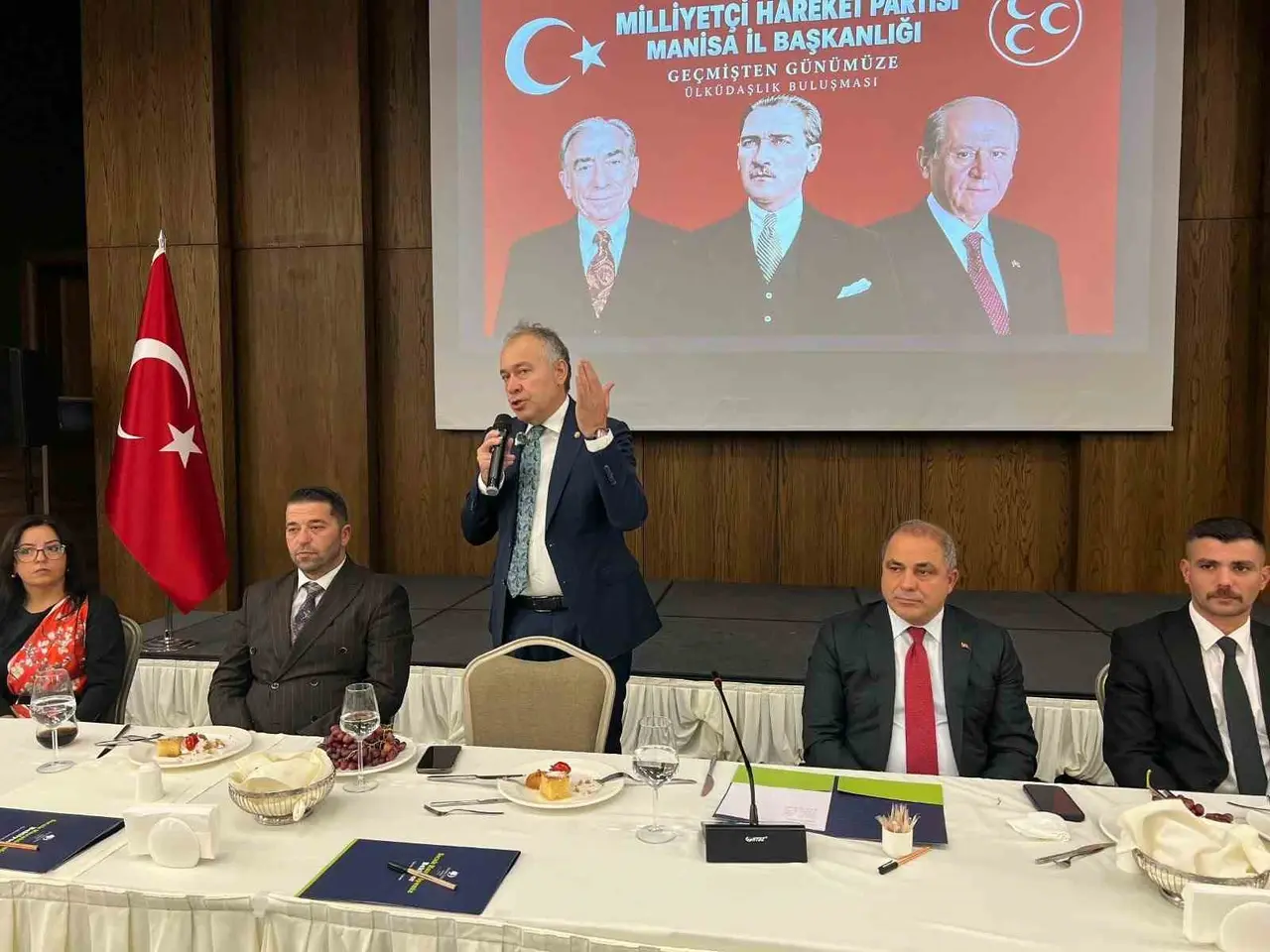 MHP Manisa bir ilki gerçekleştirerek dünün ve bugünün kadrolarını buluşturdu