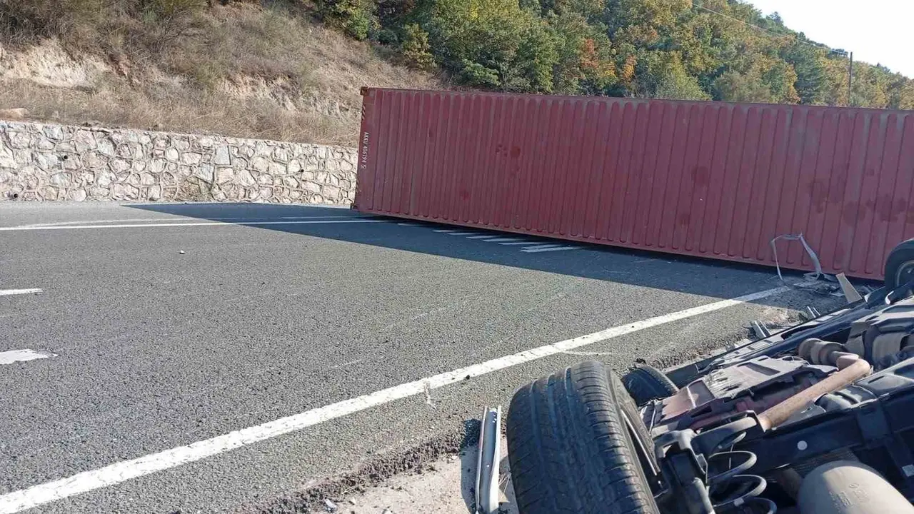 Devrilen tır yolu ulaşıma kapadı