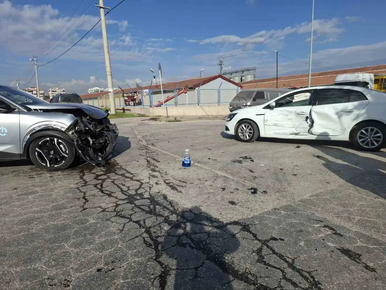 İki sokak kesişimindeki trafik kazası maddi hasarla atlatıldı