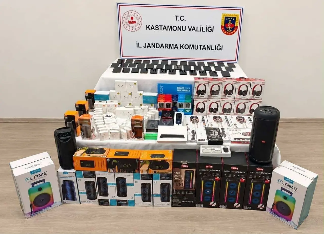 Kastamonu’da çok sayıda kaçak elektronik ürün ele geçirildi