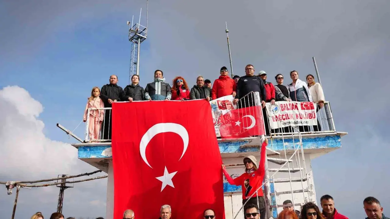 Sındırgı’da Cumhuriyet coşkusu Ulus dağı zirvesine taşındı