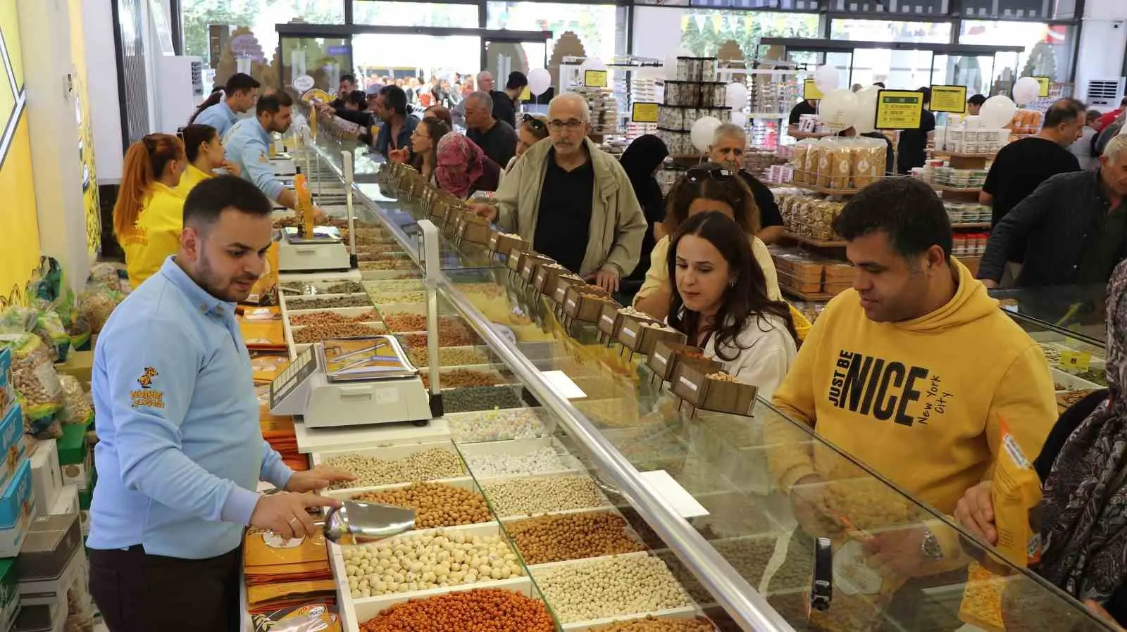 Denizli’nin ünlü leblebisi Antalya’da izdihama neden oldu