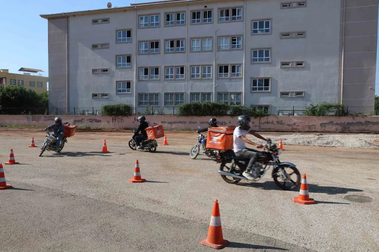 Trafik polisinden motokuryelere uyarı: "Paket yetiştirmek için canınızı tehlikeye atmayın"