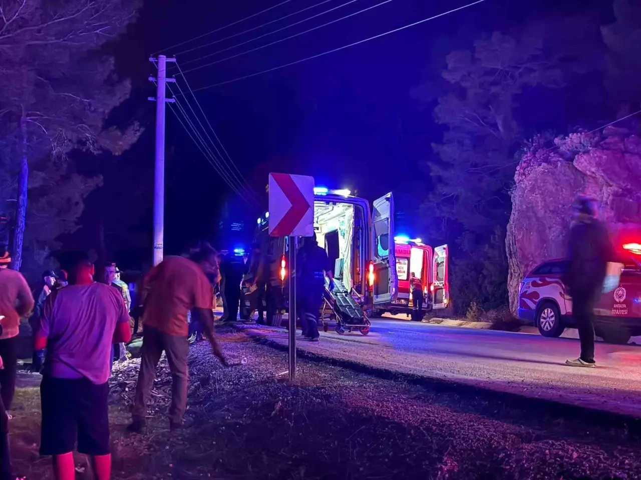 Antalya’da dağcıları taşıyan minibüs şarampole devrildi: 15 yaralı