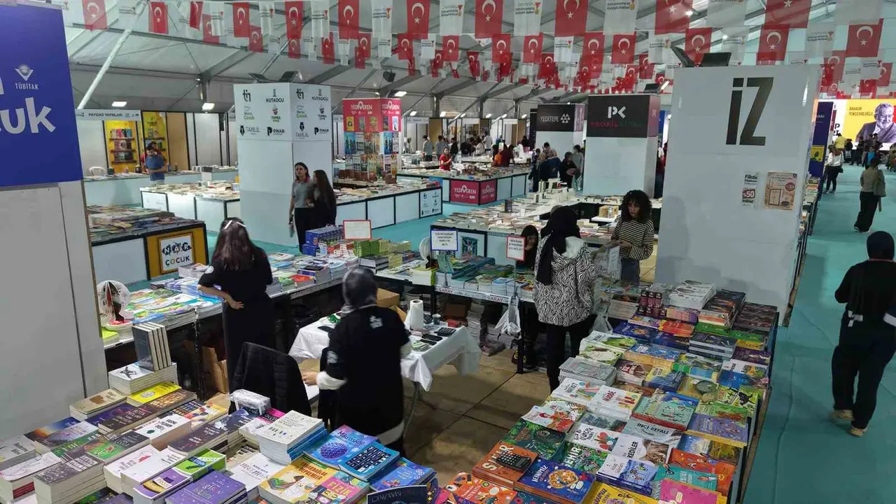 Kahramanmaraş Kitap Fuarı öğrencilerle renkleniyor