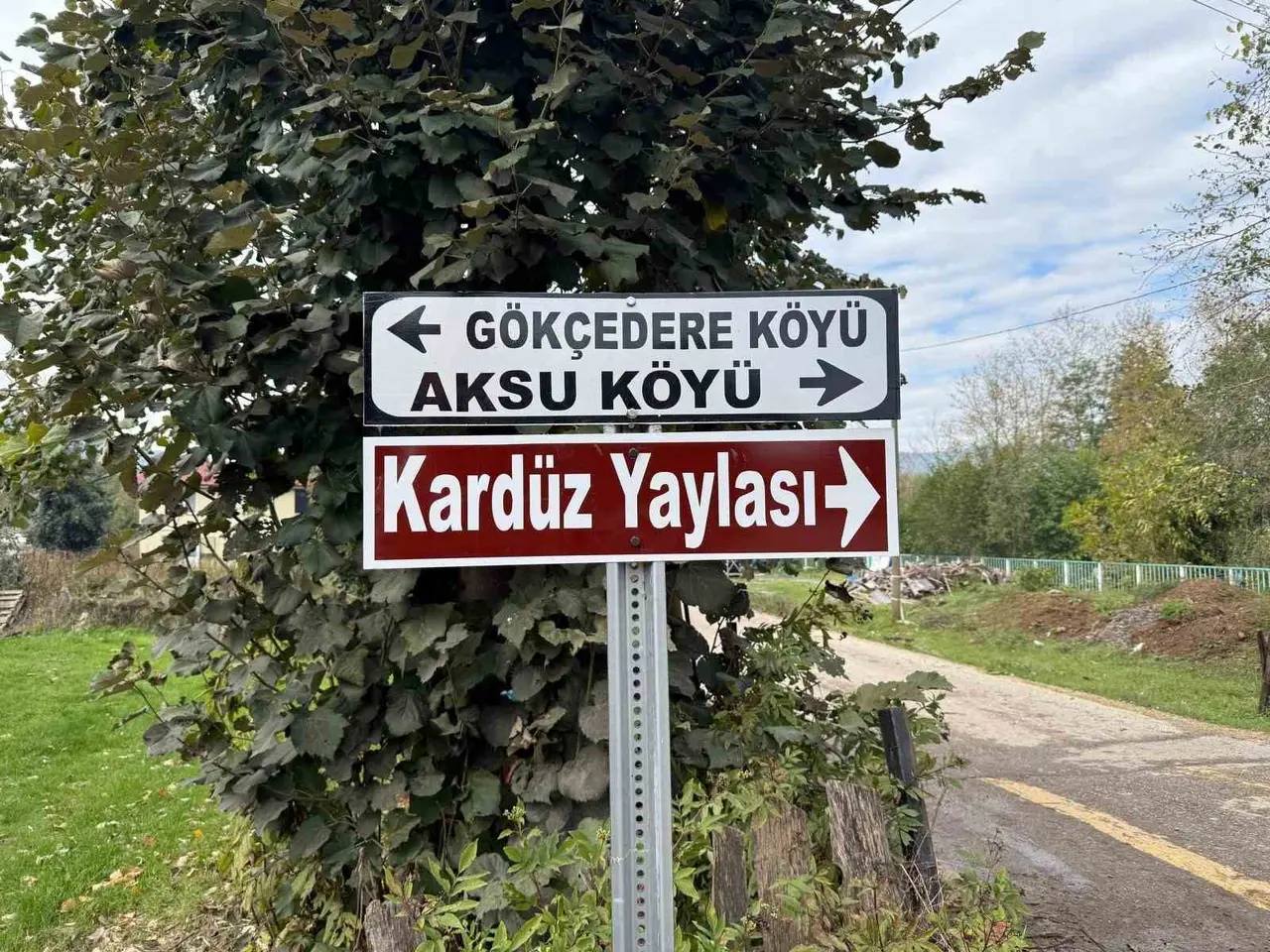 Trafik güvenliği için yeni levhalar yerleştirildi