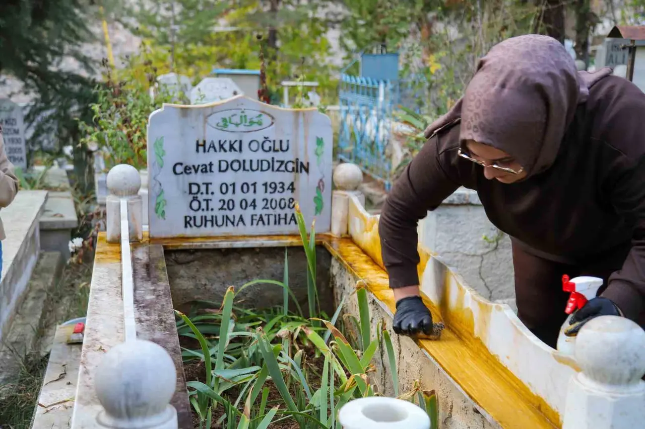 Gümüşhaneli kadın sanatçı, unutulmaya yüz tutan mezarları ve çeşmeleri yeniliyor