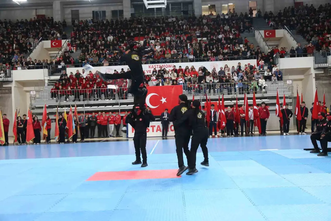 Kastamonu’da Cumhuriyet Bayramı coşkusu: Jandarma komandolar ve sporcuların gösterileri nefesleri kesti