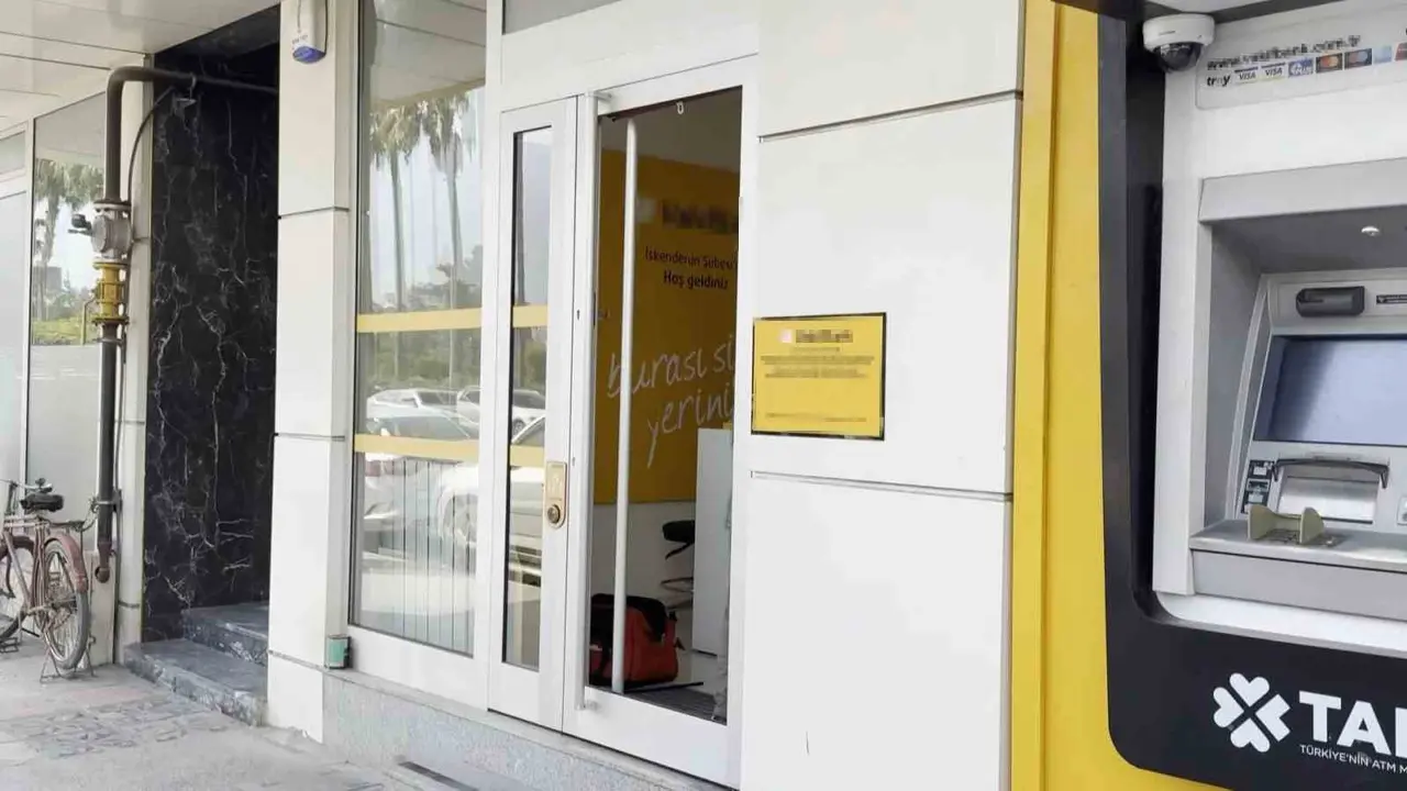 Kamu bankasına soygun girişimi: Hırsız gece saatlerinde camı kırıp bankaya girdi