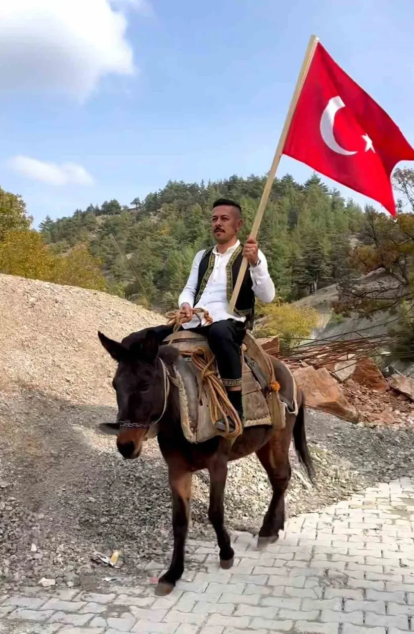 Feke’de köy okulundan Cumhuriyet Bayramı’nda anlamlı kutlama