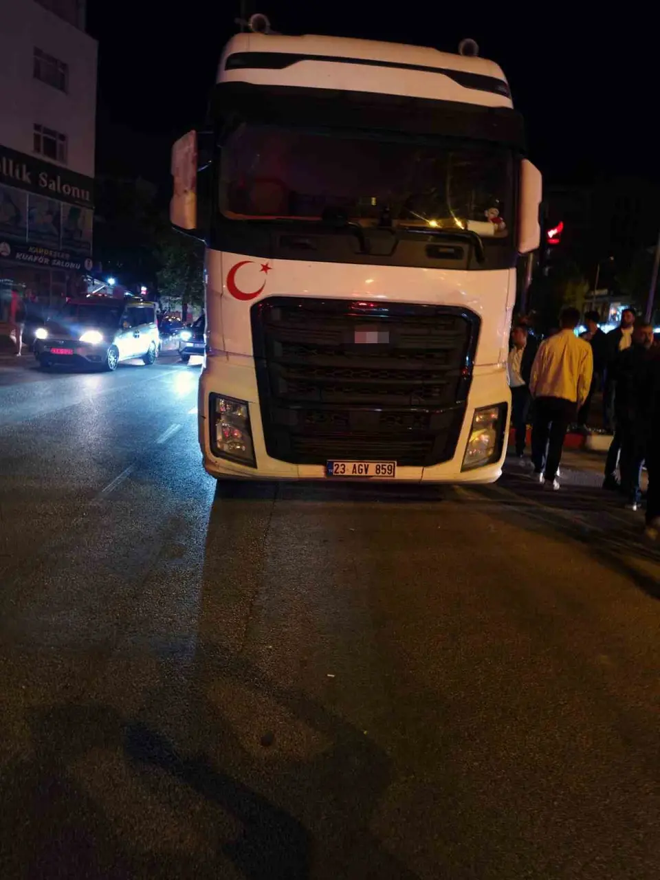Kovancılar’da kamyonun çarptığı genç ağır yaralandı