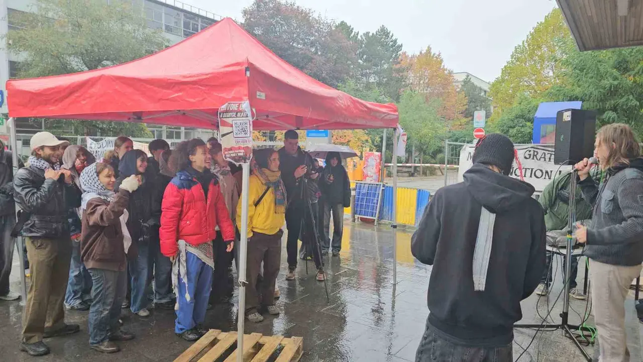 Brüksel’de öğrencilerden eğitim giderleri protestosu