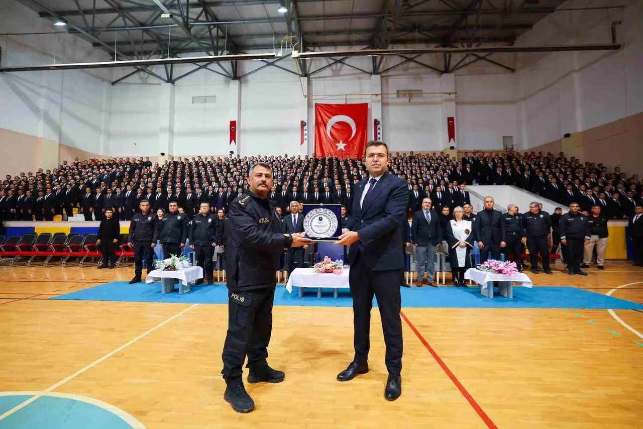 Vali Akmeşe, 807 polis adayıyla  derste buluştu