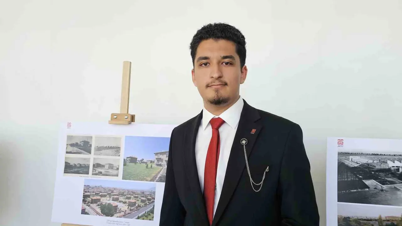 Okuduğu üniversitenin tarihini sergiyle anlattı