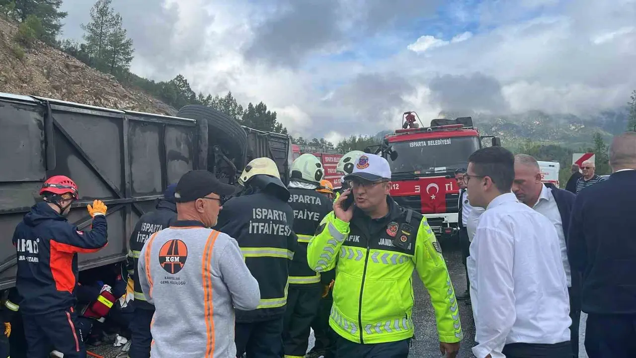 Isparta-Antalya kara yolunda yolcu otobüsü devrildi: 1 ölü, 7 yaralı