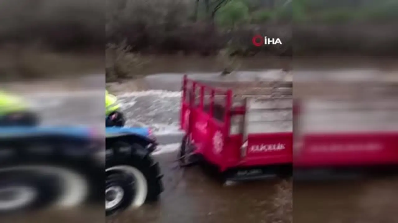 Otomobildeki iki kişi sele kapılmadan kurtarıldı
