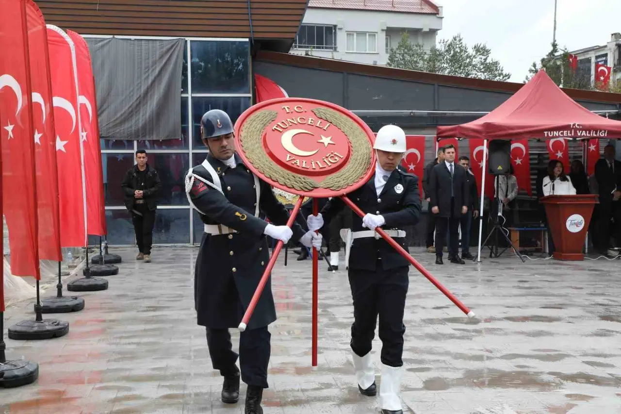 Tunceli’de 29 Ekim Cumhuriyet Bayramı kutlamaları çelenk sunumuyla başladı