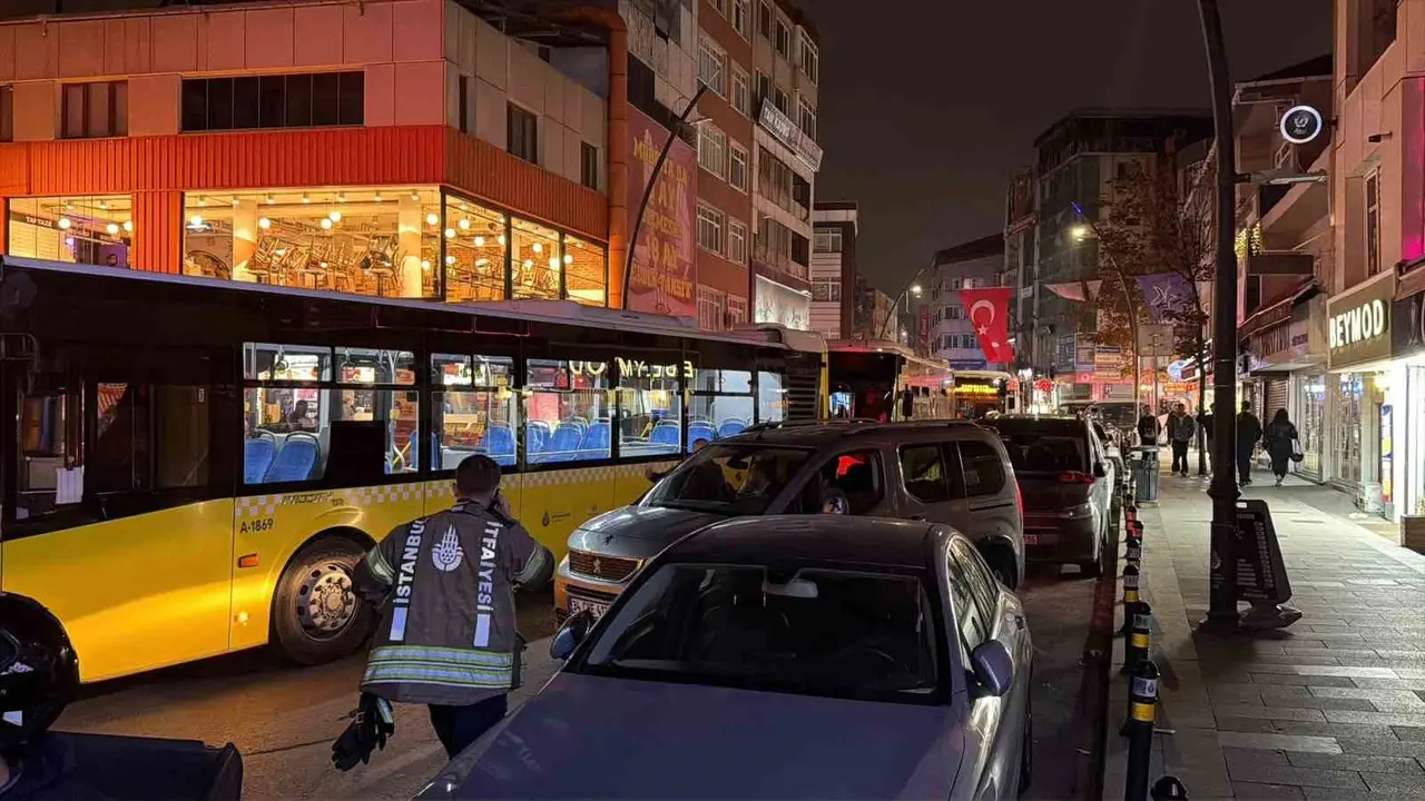 Küçükçekmece’de otomobil minibüse çarptı: 2 yaralı