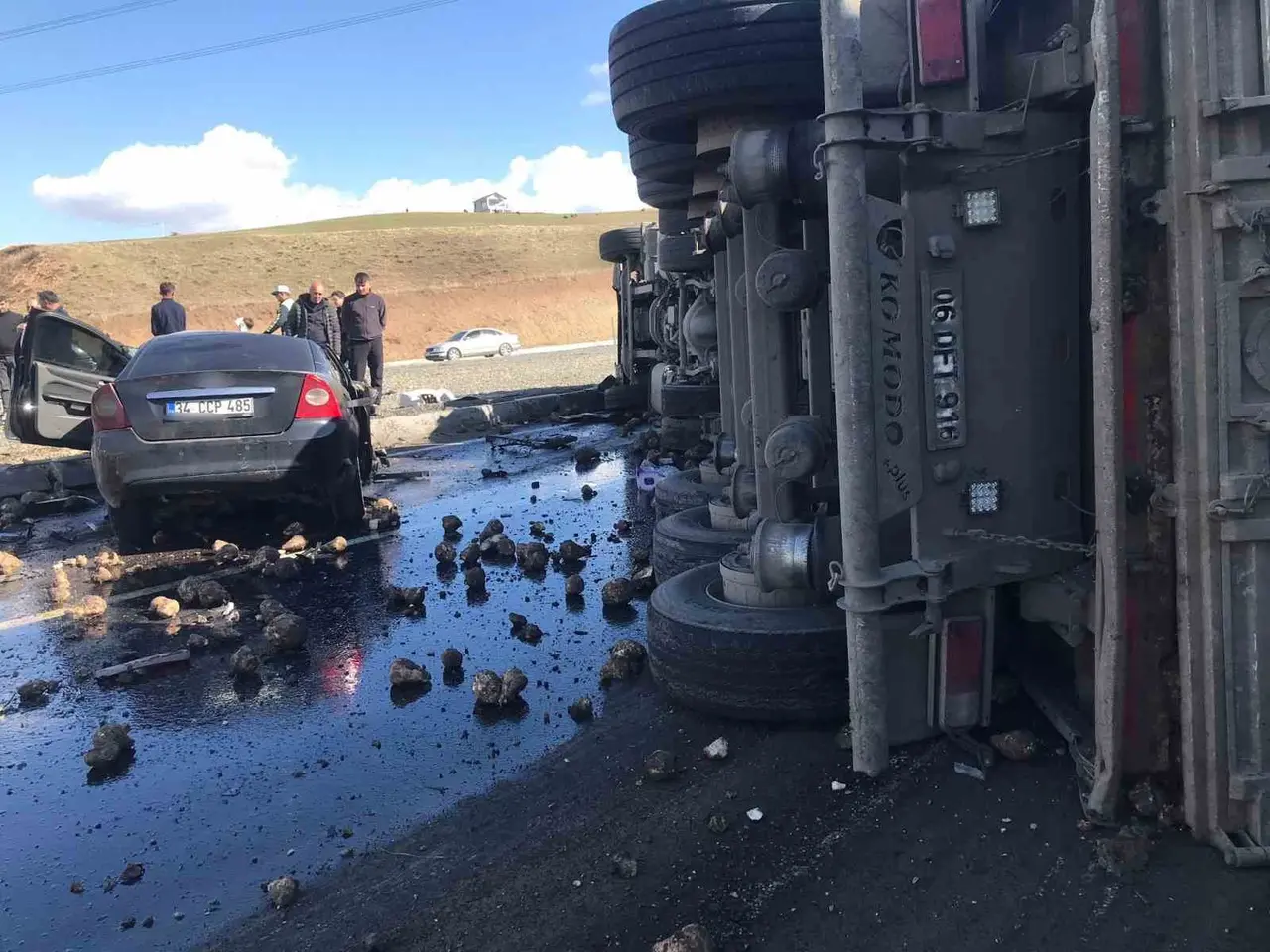 Ağrı’da tır ve otomobilin çarpıştı feci kazada 4 kişi öldü