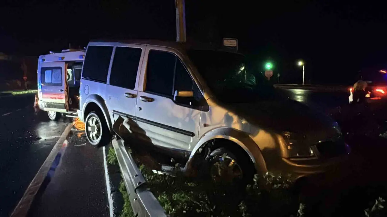 Rize’de ambulans ile hafif ticari araç çarpıştı: 5 hafif yaralı