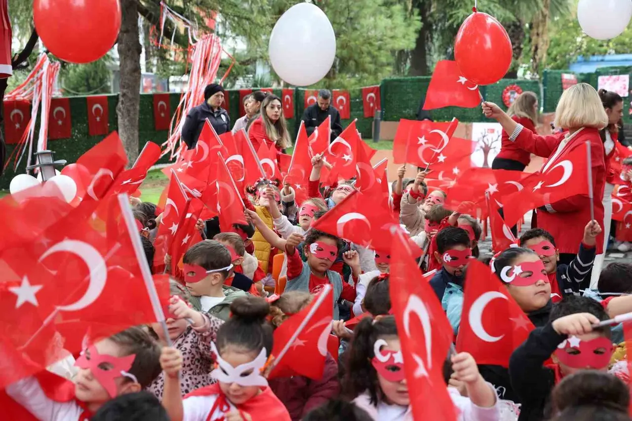 Şehzadeler’de miniklerden cumhuriyet coşkusu
