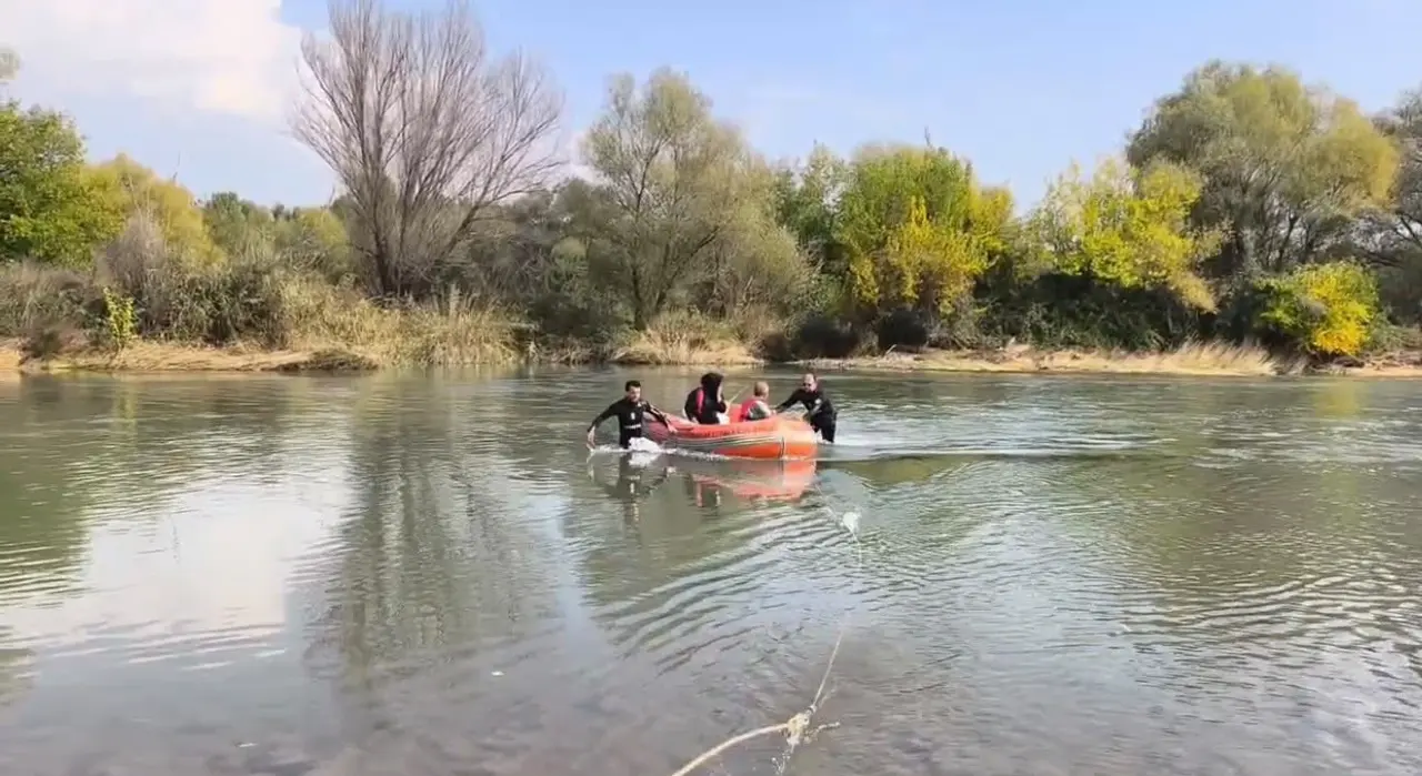 Piknik yaparken mahsur kalan 2 kişiyi itfaiye kurtardı