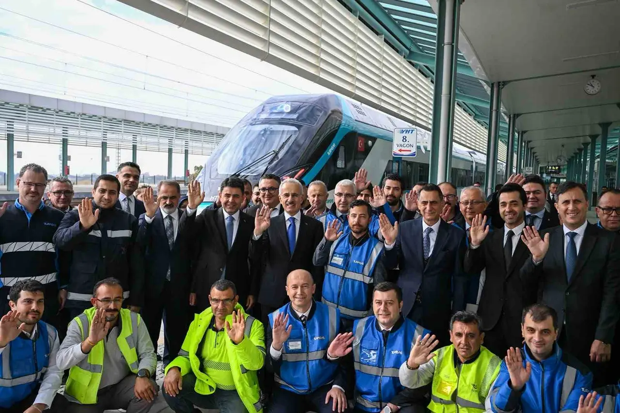 Bakan Uraloğlu: "Saatte 225 kilometre hızla hizmet verecek olan trenimizle saatte 250 kilometre hızı Ankara-Kırıkkale arasında denedik"