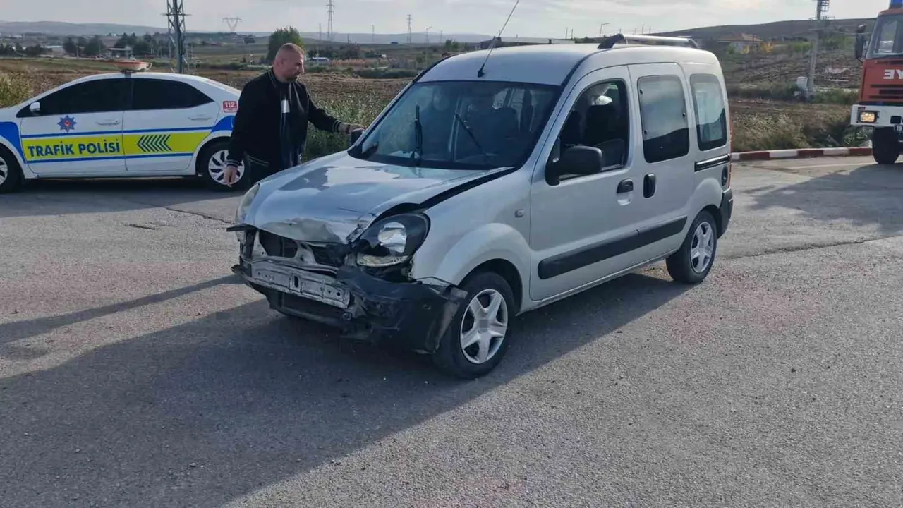 Çorum’da hafif ticari araç ile otomobil çarpıştı: 1 yaralı