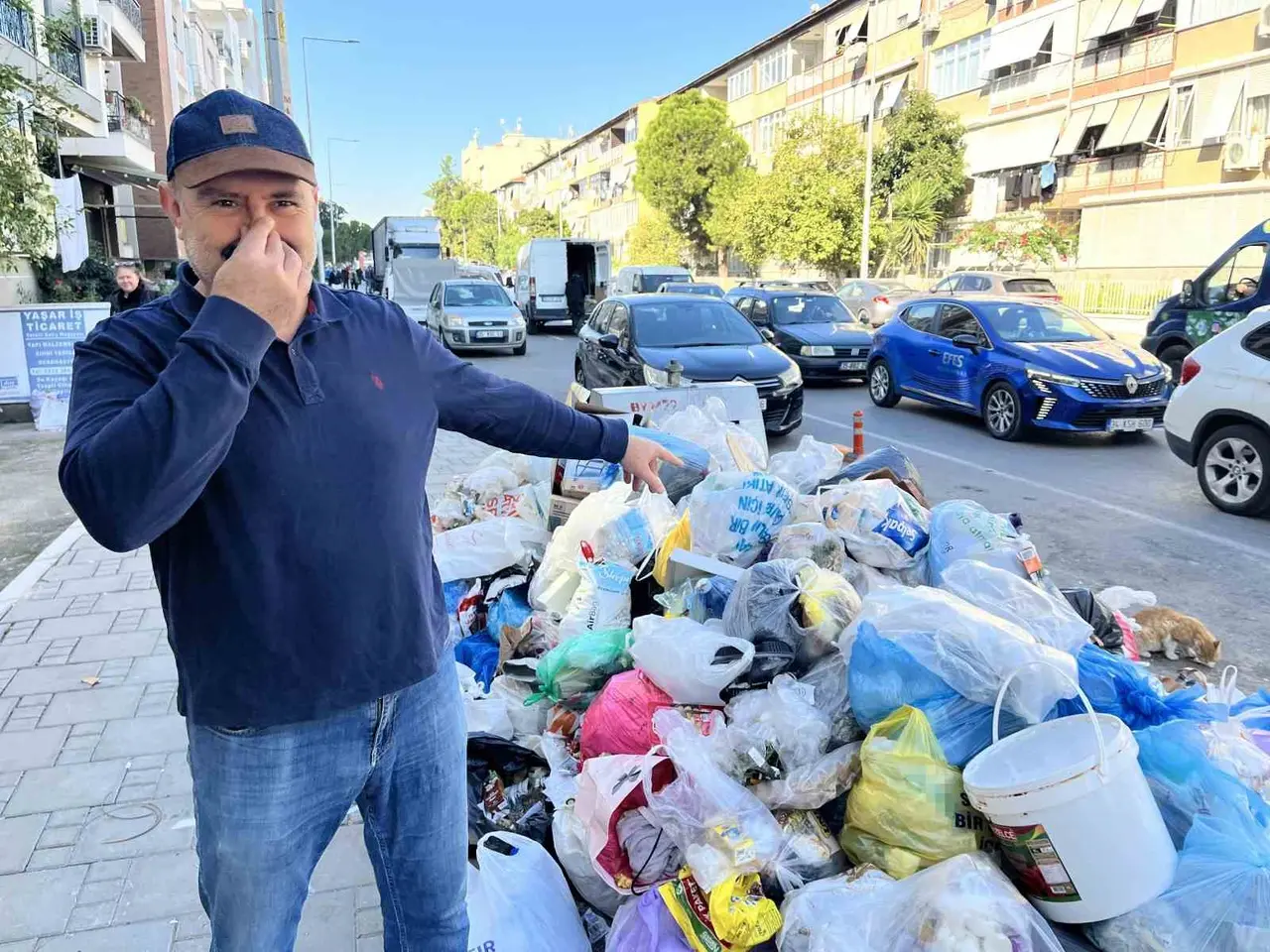 Karşıyaka’da çöp dağları insan boyuna ulaştı, vatandaş isyan etti