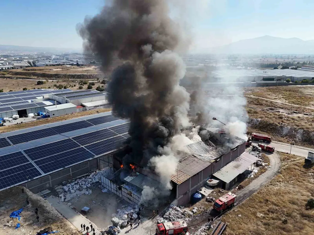 Uşak’ta tekstil geri dönüşüm fabrikasında çıkan yangın kontrol altına alındı