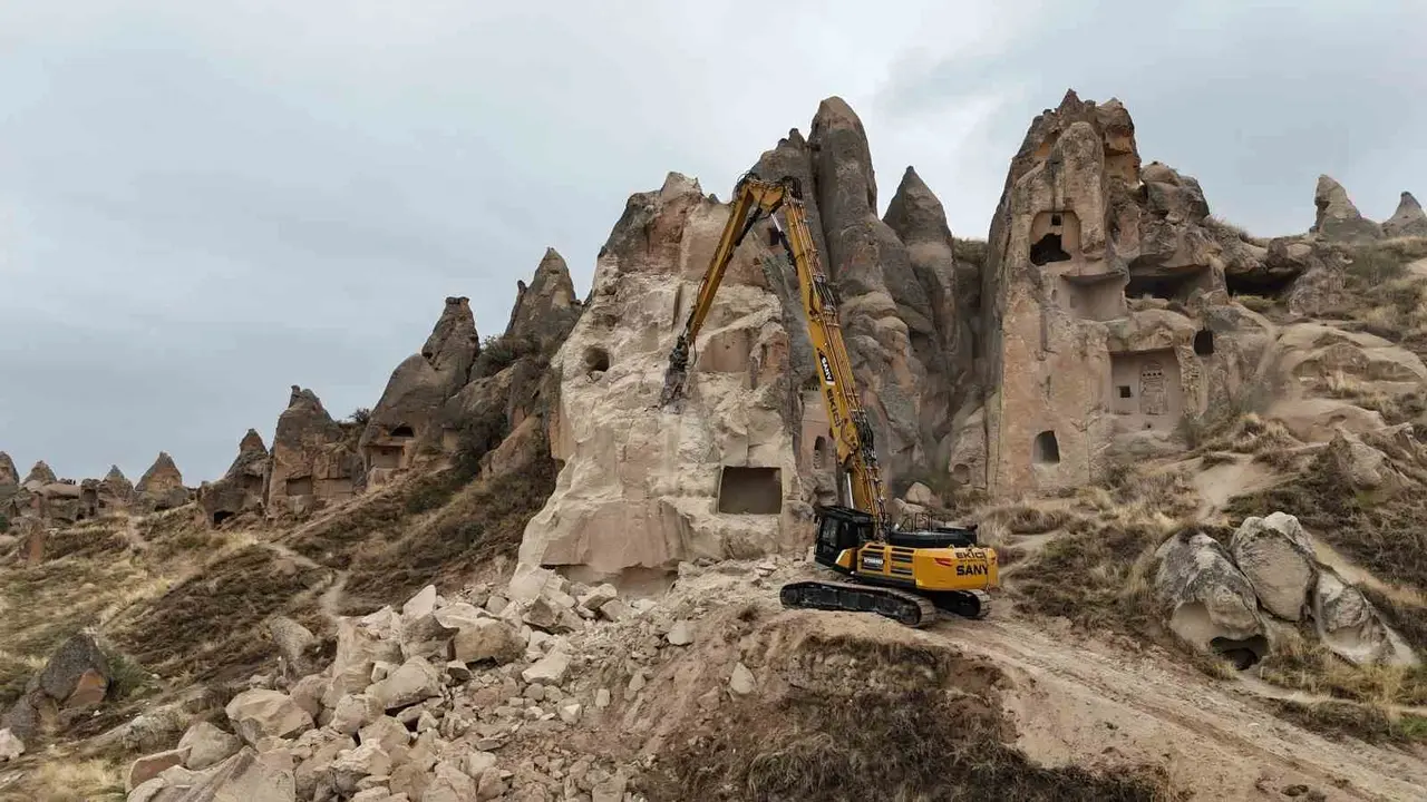 Göreme’de bir kısmı çöken  peribacasının çevresinde temizlik çalışmaları başladı
