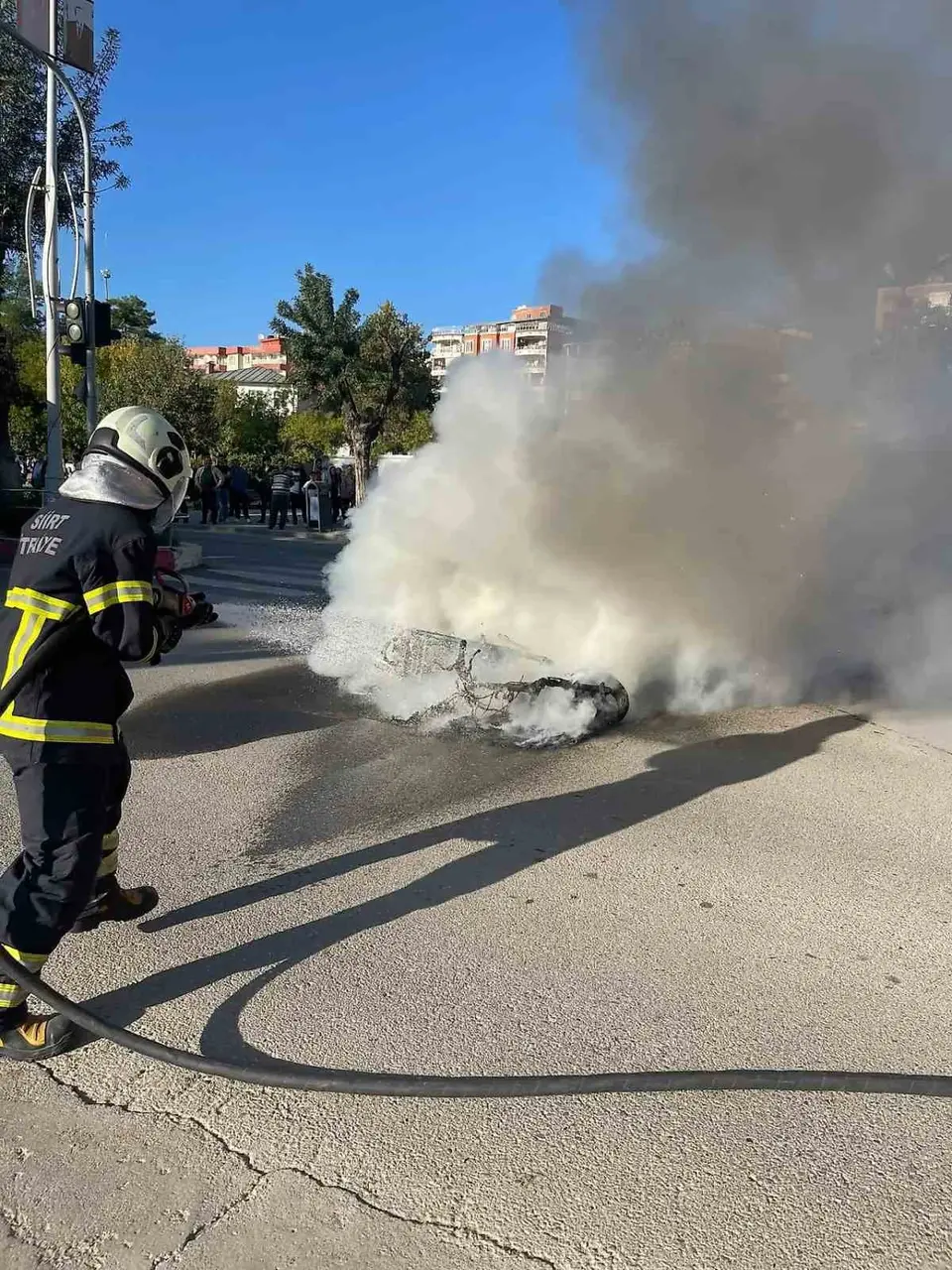 Siirt’te hafif ticari araç ile çarpışan motosiklet alevlere teslim oldu