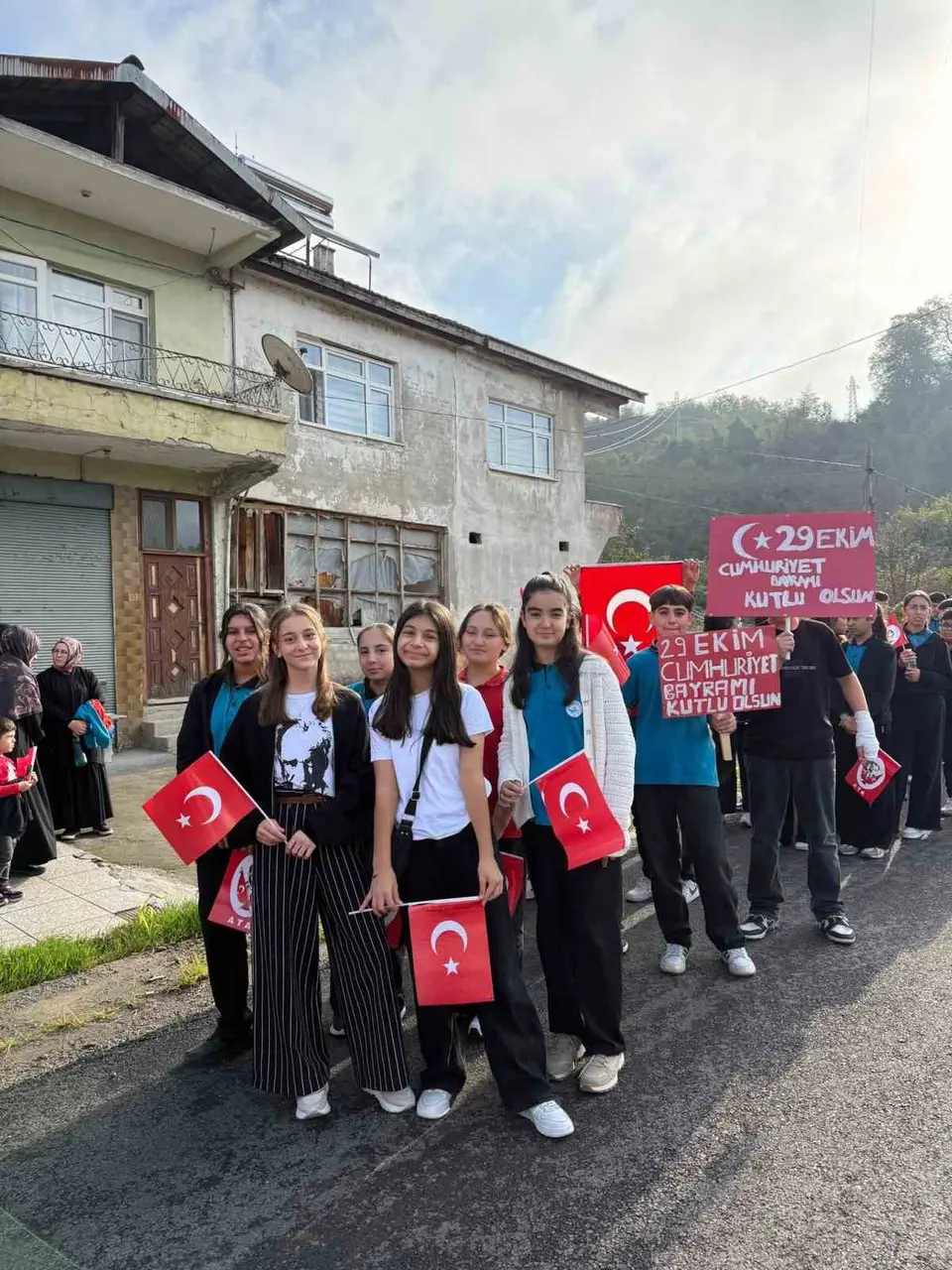 Cumhurbaşkanı Süleyman Demirel Ortaokulu’nda Cumhuriyet’in 103. yılı coşkuyla kutlandı
