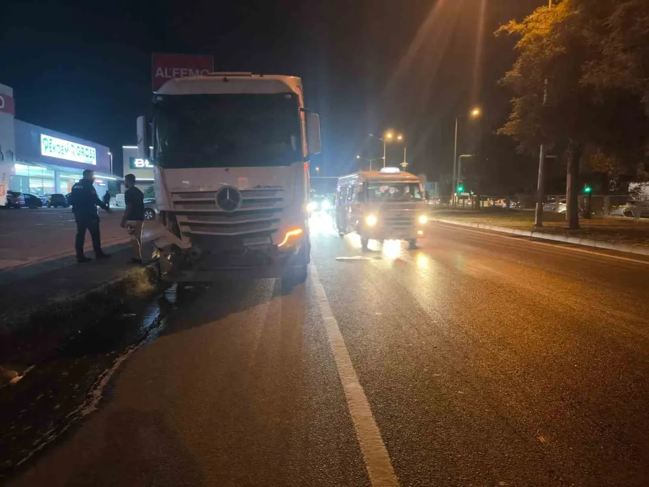 Tırın çarptığı elektrikli otomobil alev aldı