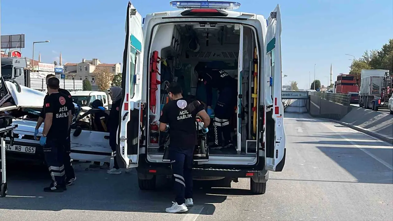 Kontrolden çıkan Tofaş refüje çarptı: 4 yaralı