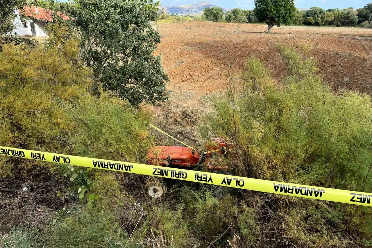 Uşak’ta traktör tarlaya devrildi: 1 ölü