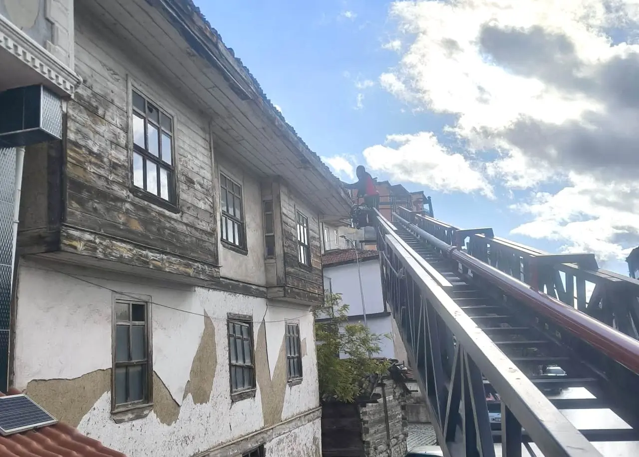 Hisarcık’ta metruk binalara itfaiye müdahalesi