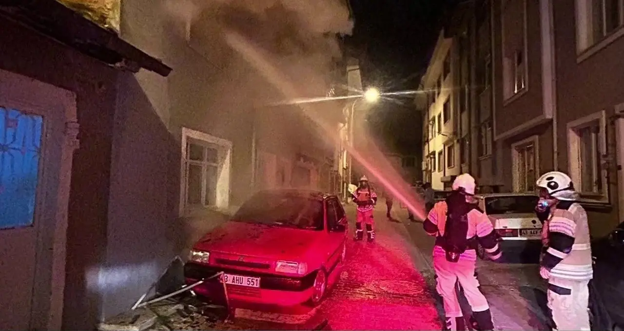Kütahya’da 3 katlı binada yangın: 1 ölü