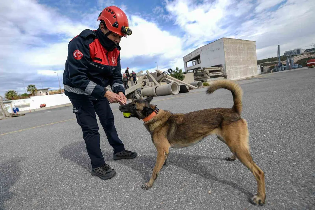 Oğlunu İzmir depreminde kaybetti, şimdi enkazda can kurtarıyor