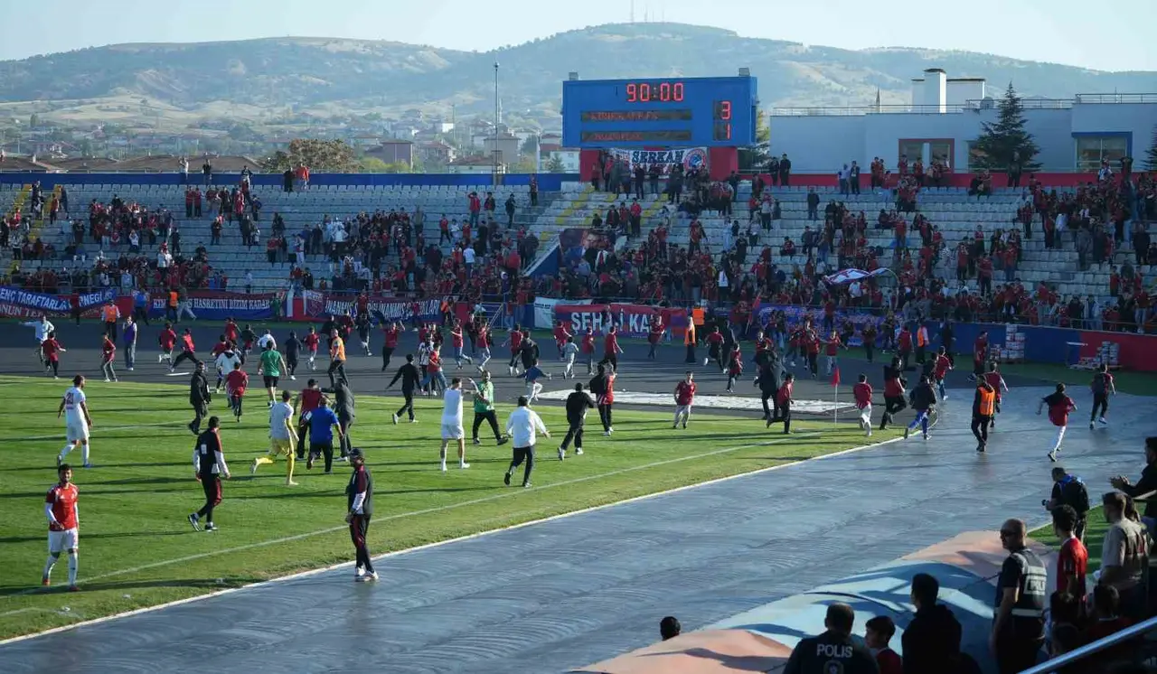 Son dakika golünde saha karıştı: Çocuk taraftarlar maç devam ederken futbolculara koştu