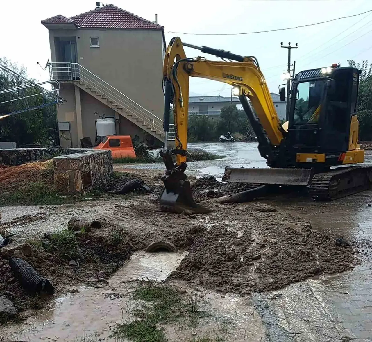 Muğla Büyükşehir ekiplerinden taşkın riski bulunan alanlara müdahale