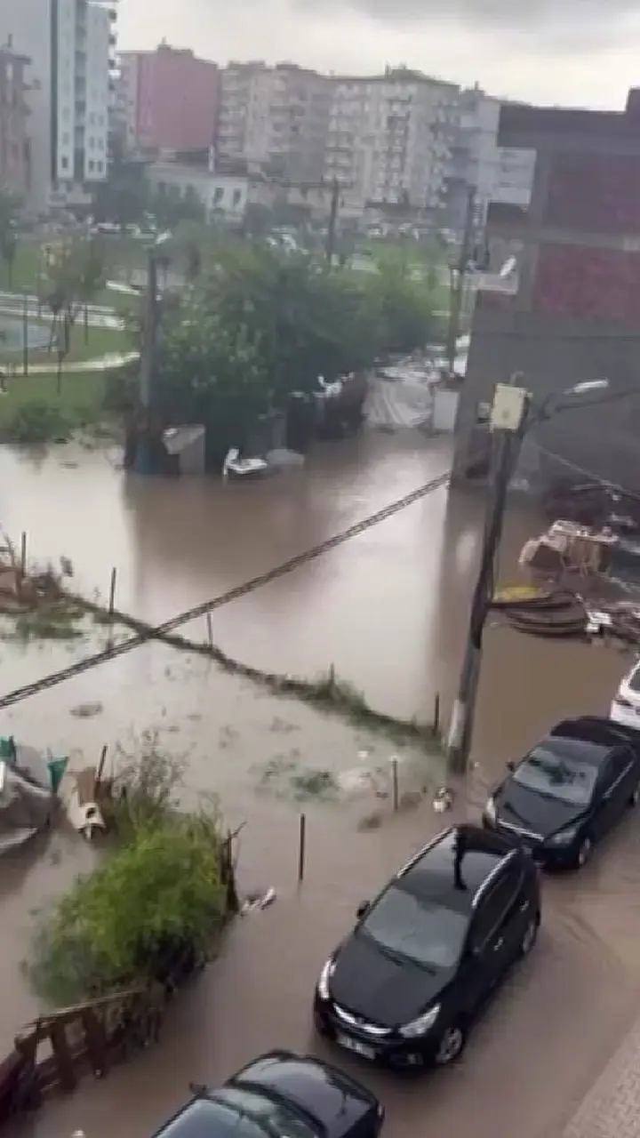 Diyarbakır’da sağanak nedeni ile bir mahalle sular altında kaldı