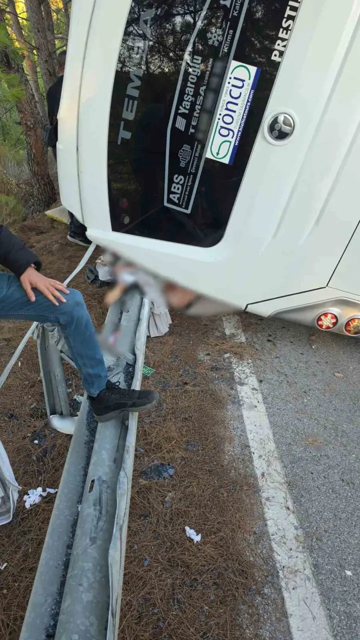 Muğla’da servis minibüsü devrildi: 2’si ağır 3 yaralı