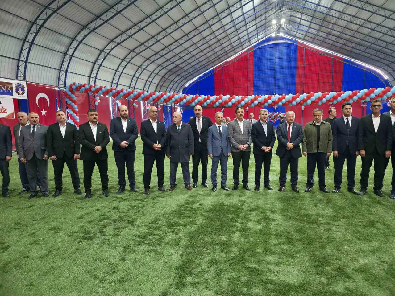 Trabzonspor sevdalısı köye bordo-mavi renklerle halı saha yapıldı