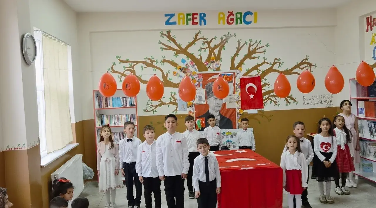 Minik yüreklerden Cumhuriyet’e anlamlı armağan: İstiklal Marşı’nın 10 kıtasını ezberlediler
